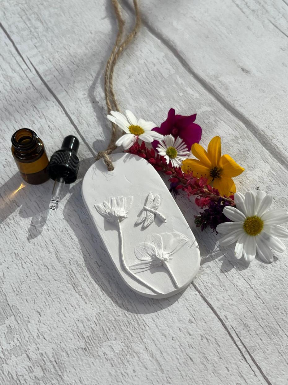 The Foxglove Tree Botanical Cast Fragrance Diffuser Dragonfly and Daisy