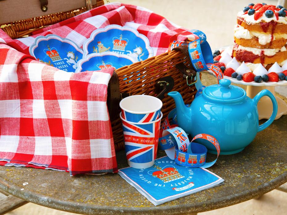 A jubilee picnic including Talking Tables paper plates, napkins, paper chains and world's first hot cup.