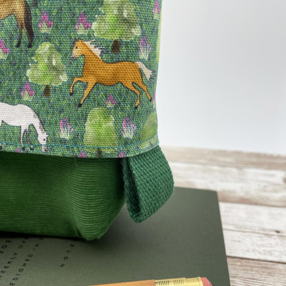 Handy tabs to pull the pencil case up and down