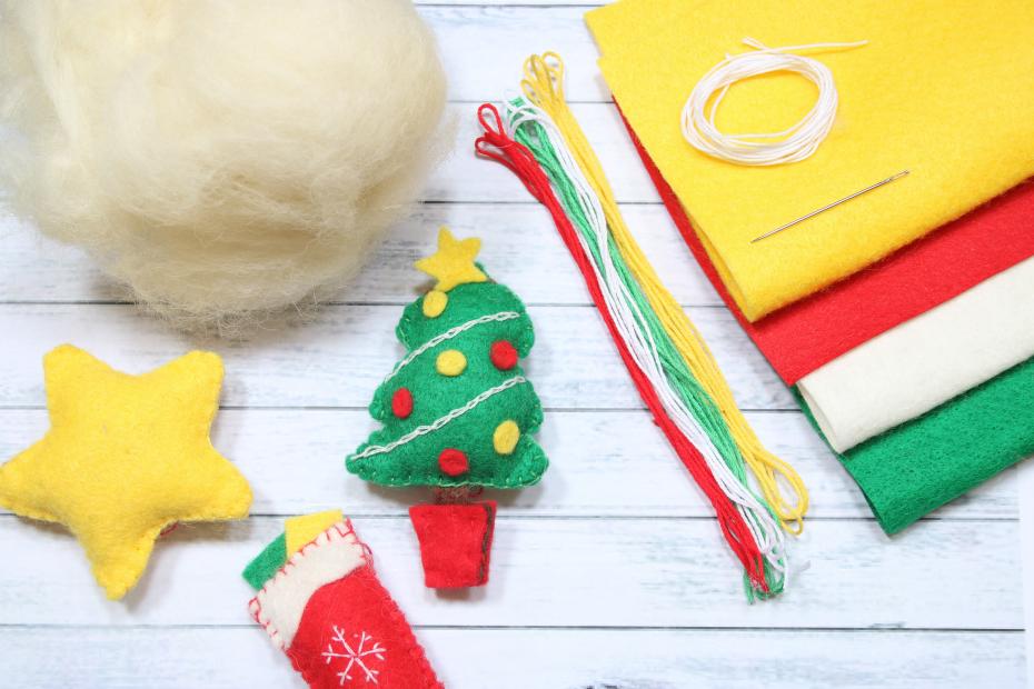 Holly Garland Kit contents