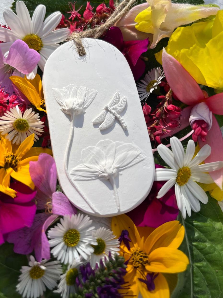 The Foxglove Tree Dragonfly and Daisy Botanical Cast Fragrance Diffuser