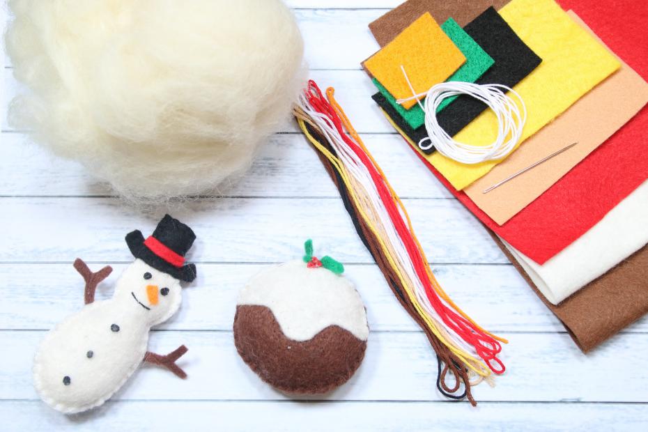 Santa Garland Kit contents