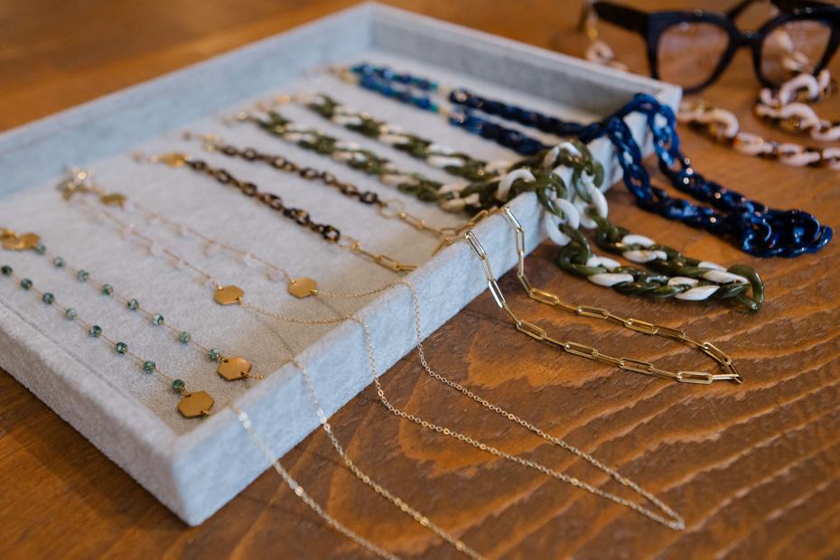Display - glasses chain can make a elegant display in a tray in a shop