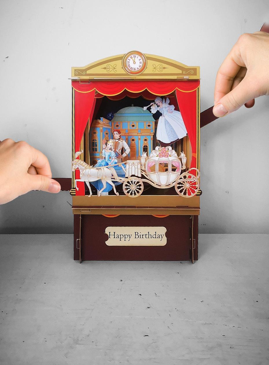 Paper Theatre Sanrio – Nemu Nemu Pudding – Kit 3D Di Carta – Dimensioni 8x10x4,3 Cm