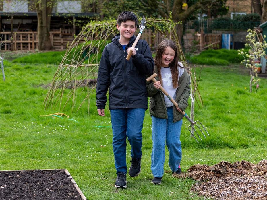 Burgon and Ball RHS Growing Gardeners digging fork and spade